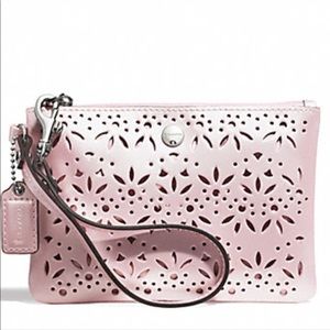 Coach EYELET LEATHER SMALL WRISTLET
SHELL PINK